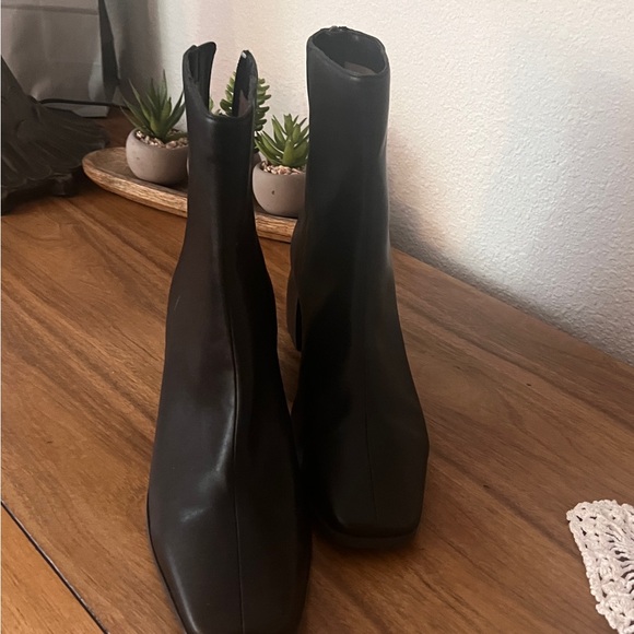 Paola
Size 9
Black boots 
2” Heels
New - Picture 5 of 9